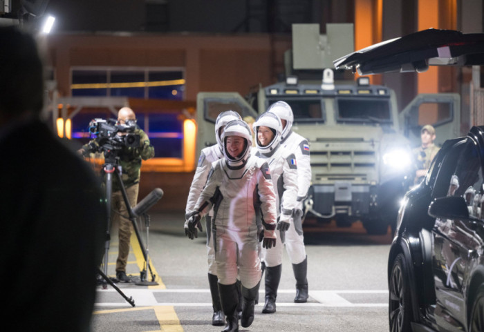 (FOTO) SpaseX lansirao raketu sa četvoročlanom posadom na Međunarodnu svemirsku stanicu: Misija će trajati osam meseci