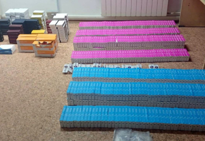 (FOTO) Zaplenjeni lažni parfemi i lekovi za estetsku hirurgiju u vrednosti šest miliona dinara, prijave protiv četvoro