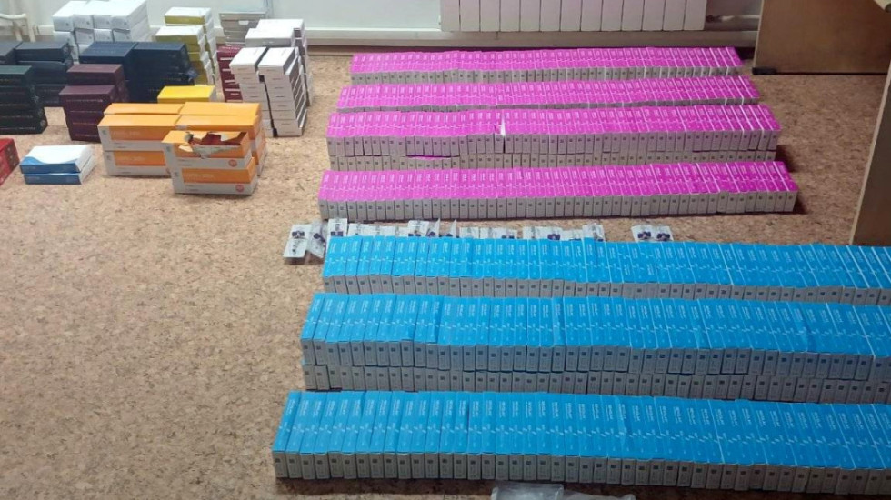 (FOTO) Zaplenjeni lažni parfemi i lekovi za estetsku hirurgiju u vrednosti šest miliona dinara, prijave protiv četvoro