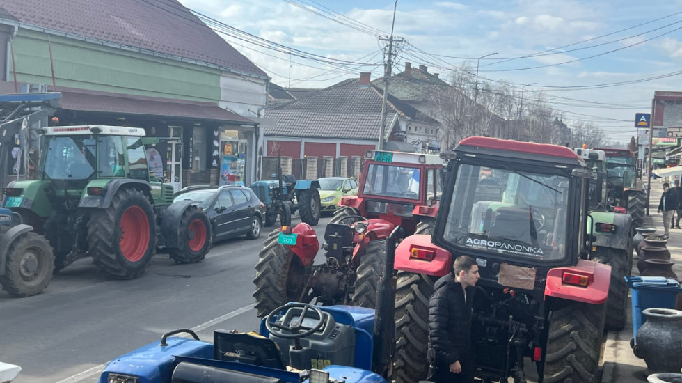 Deveti dan protesta mlekara: Blokirana Ibarska magistrala u Mrčajevcima