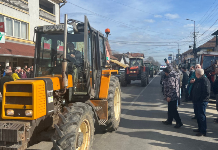 Šesti dan protesta poljoprivrednika, mlekari iz Mrčajevaca najavljuju 24-časovnu blokadu starog puta Čačak–Kraljevo