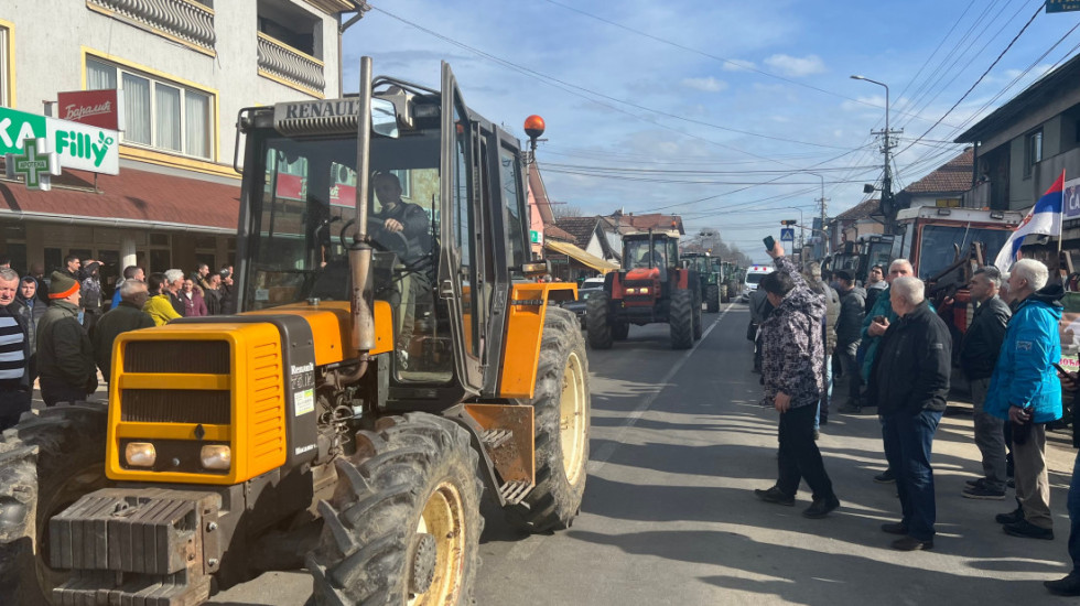 Šesti dan protesta poljoprivrednika, mlekari iz Mrčajevaca najavljuju 24-časovnu blokadu starog puta Čačak–Kraljevo