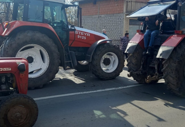 Mlekari peti dan blokiraju Ibarsku magistralu: Putevi zatvoreni do ispunjenja zahteva