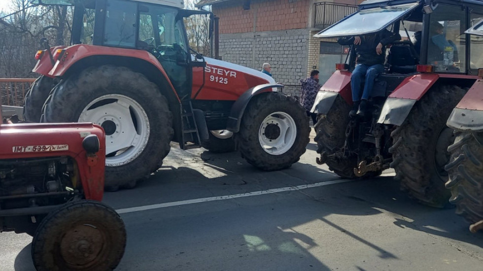 Mlekari peti dan blokiraju Ibarsku magistralu: Putevi zatvoreni do ispunjenja zahteva