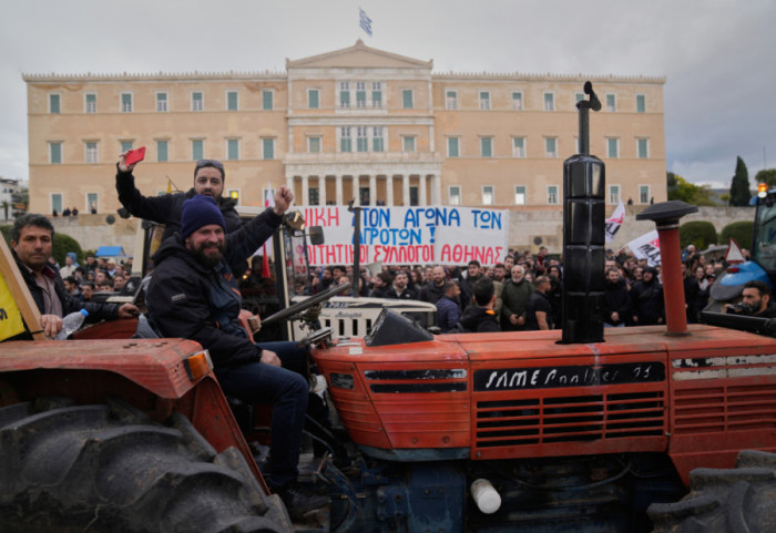 (FOTO) Poljoprivrednici protestuju u centru Atine zbog sve većih troškova proizvodnje, poručili da ostaju i tokom noći