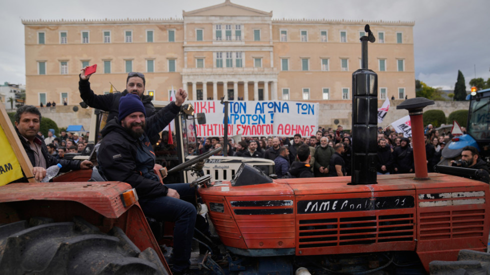 (FOTO) Poljoprivrednici protestuju u centru Atine zbog sve većih troškova proizvodnje, poručili da ostaju i tokom noći