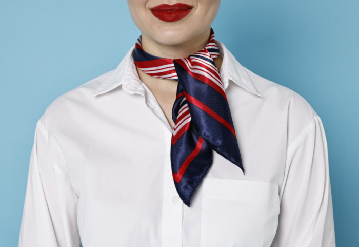 Više od modnog detalja: Zašto stjuardese nose svilene šalove