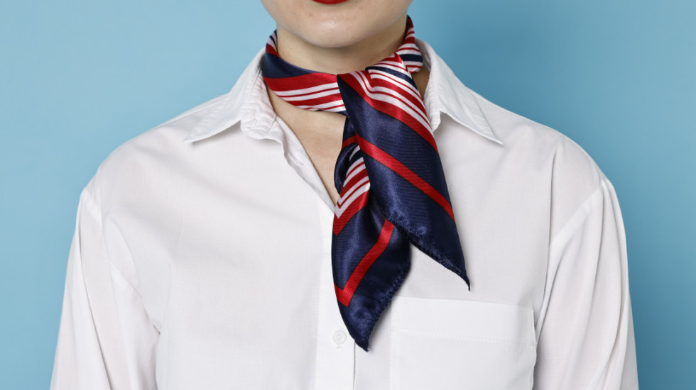 Više od modnog detalja: Zašto stjuardese nose svilene šalove