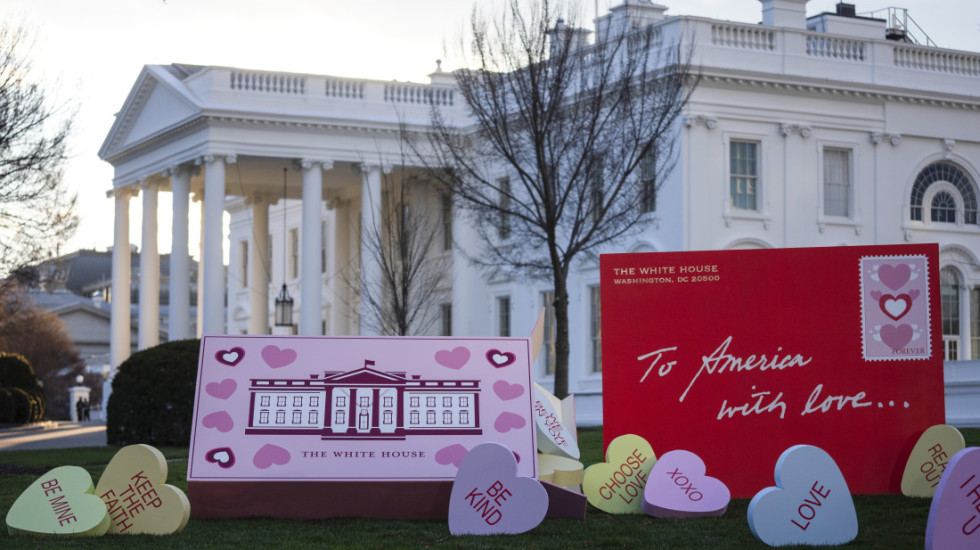 (FOTO) "Vreme je da definišemo situaciju u našoj vezi": Bela kuća čestitala Dan zaljubljenih sa mapom Grenlanda u srcu