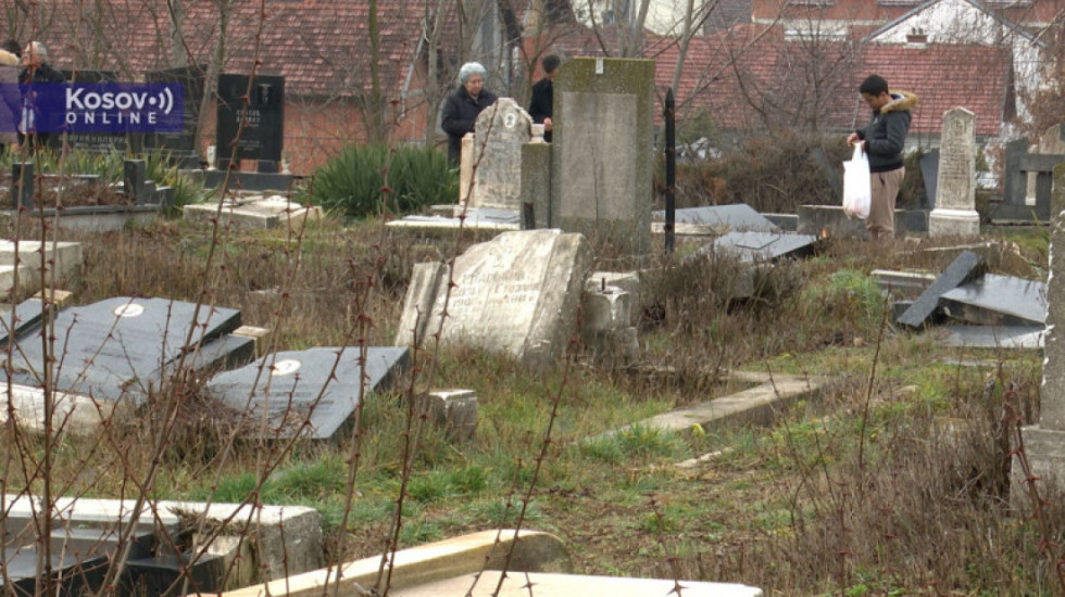 Srbi na Zadušnice obišli groblje u južnom delu Kosovske Mitrovice