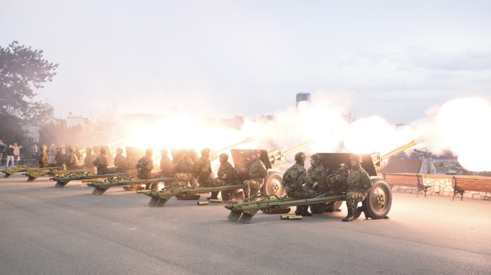 (FOTO) Izvedena počasna paljba na Kalemegdanu povodom Dana državnosti Republike Srbije