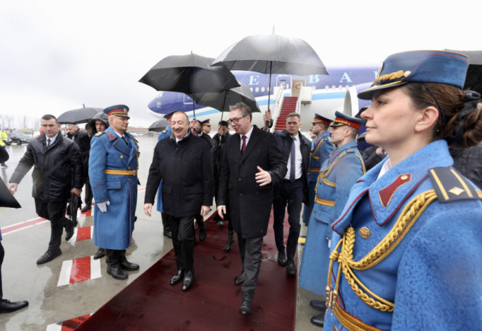 (FOTO) Predsednik Azerbejdžana Alijev stigao u posetu Srbiji: Na aerodromu ga dočekao Vučić