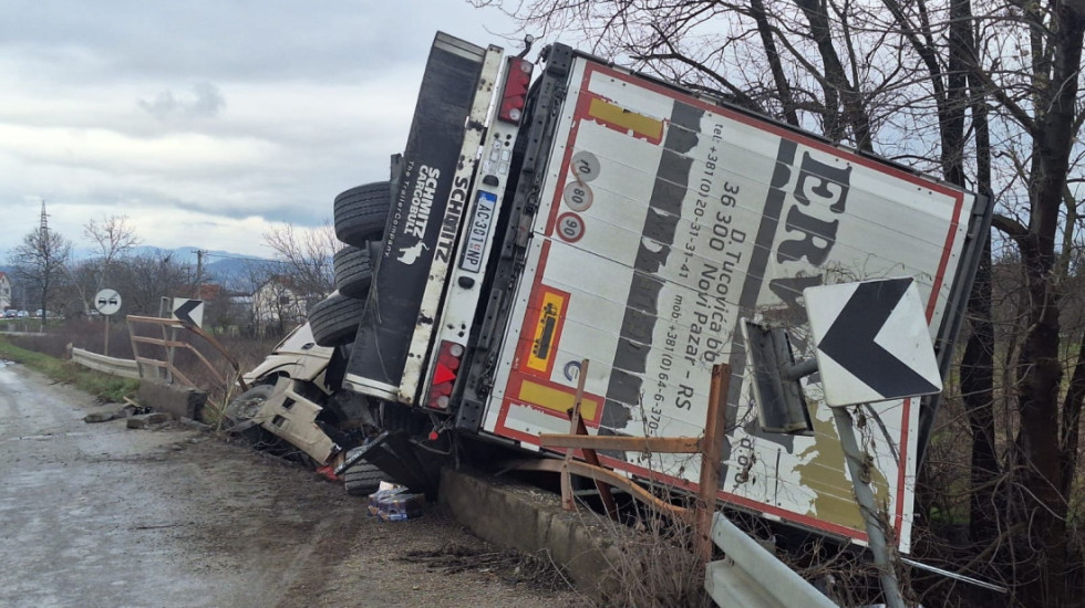 (FOTO) Šleper sleteo u reku Karaču: Saobraćajna nezgoda na starom putu Čačak–Kraljevo