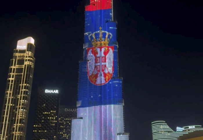 (VIDEO) Najviša zgrada na svetu Burdž Kalifa u Dubaiju u bojama srpske zastave