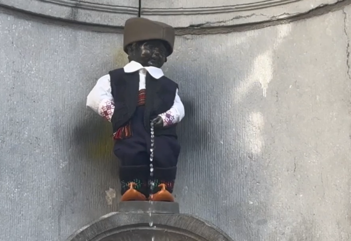 (VIDEO) Maneken Pis u narodnoj nošnji: Tradicionalno obeležen Dan državnosti Srbije u Briselu