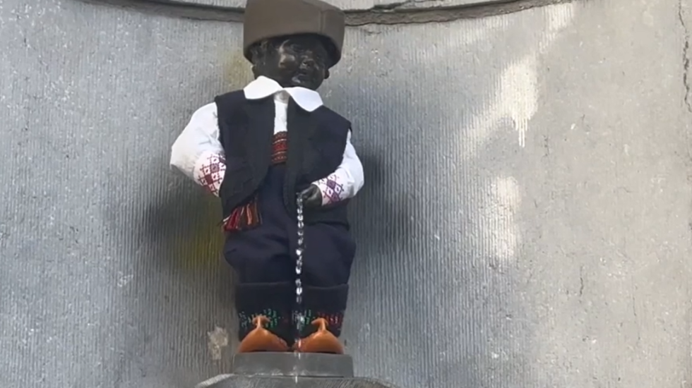 (VIDEO) Tradicionalno maneken Pis u narodnoj nošnji: Pokušaj prekida Dana državnosti u Briselu