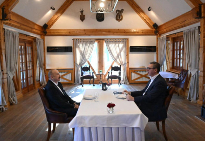 (FOTO) Vučić i Alijev na radnom doručku: Razgovori o projektima u energetici, infrastrukturi, ekonomiji