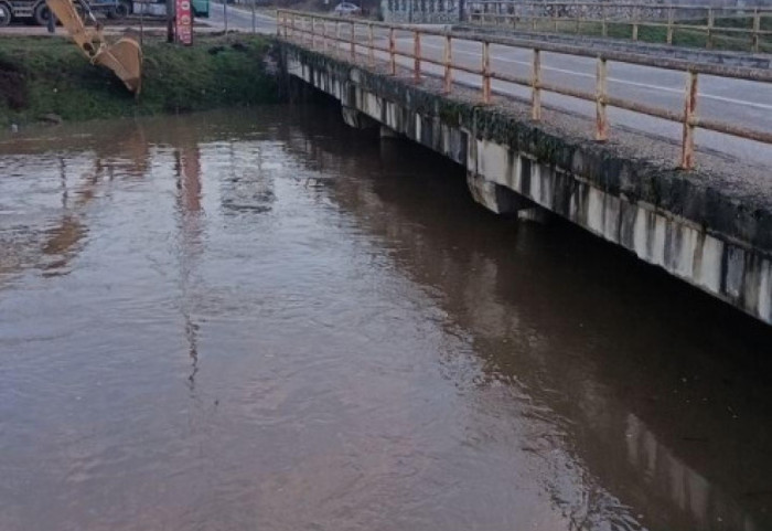 (FOTO) Uvedena vanredna odbrana od poplava na Južnoj Moravi kod Vranja i na Timoku kod Zaječara