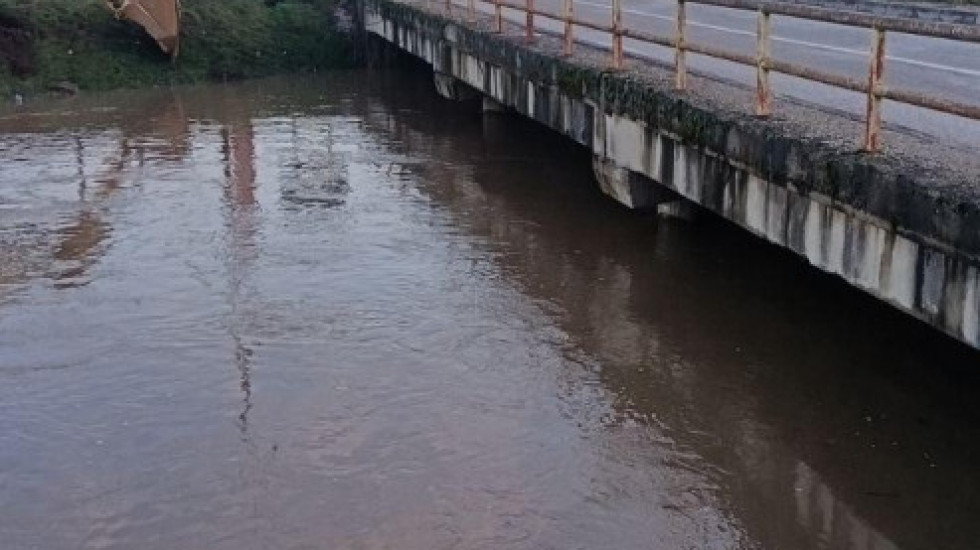 (FOTO) Uvedena vanredna odbrana od poplava na Južnoj Moravi kod Vranja i na Timoku kod Zaječara