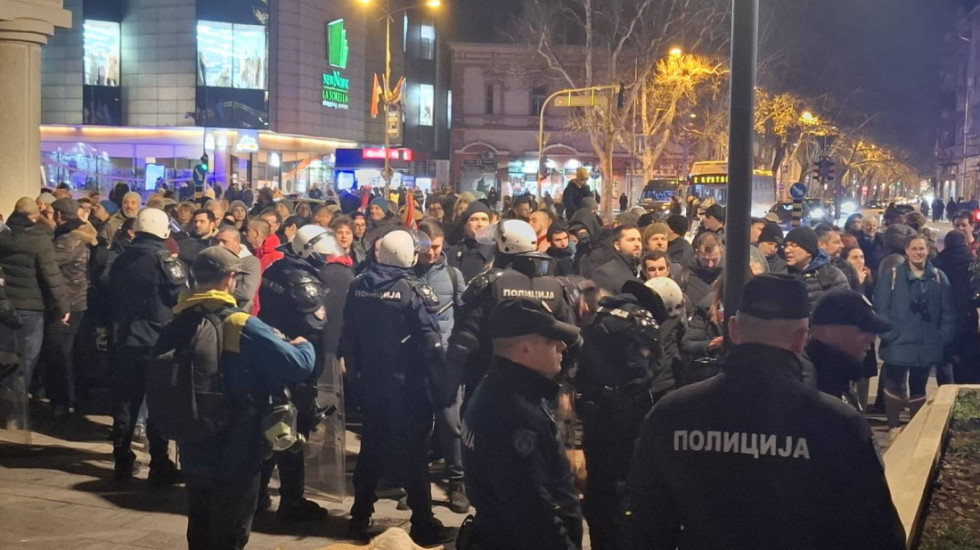 (FOTO) Protest u Novom Sadu pred svečanost osnivanja Matice srpske: Kordon policije blokirao raskrsnicu
