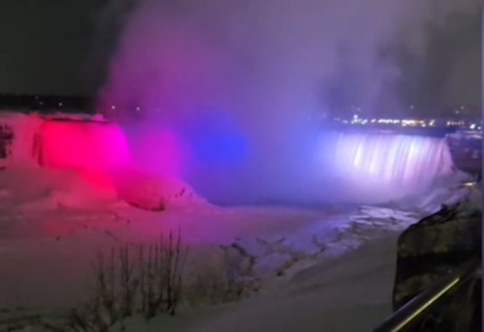 Nijagarini vodopadi u bojama srpske zastave povodom Dana državnosti Srbije