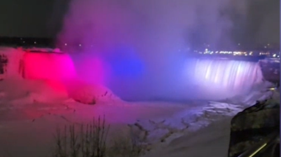 Nijagarini vodopadi u bojama srpske zastave povodom Dana državnosti Srbije