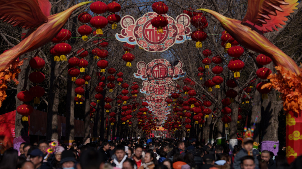 (FOTO) Godina Vatrenog Konja dočekana uz fuziju starih običaja i AI: Donosi i haos i priliku