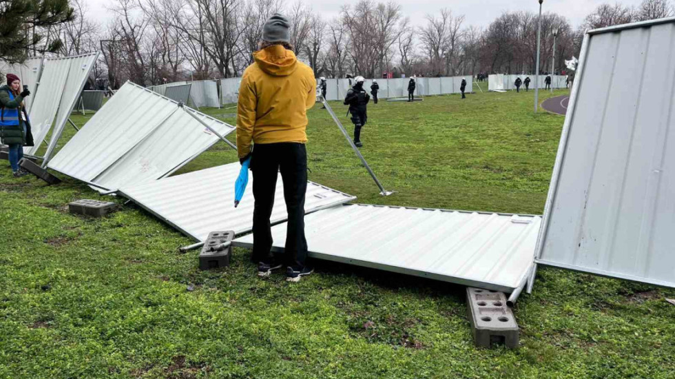 (FOTO) Protest protiv izgradnje akvarijuma na Ušću: Okupljeni srušili ogradu, direktor firme tvrdi da je sve legalno