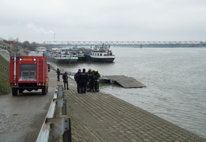 (FOTO) Vozilo sletelo u reku na Adi Huji: U toku intervencija, vozač sam izašao iz automobila