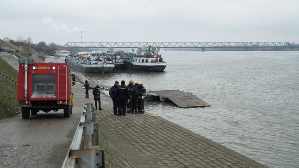 (FOTO) Vozilo sletelo u reku na Adi Huji: U toku intervencija, vozač sam izašao iz automobila