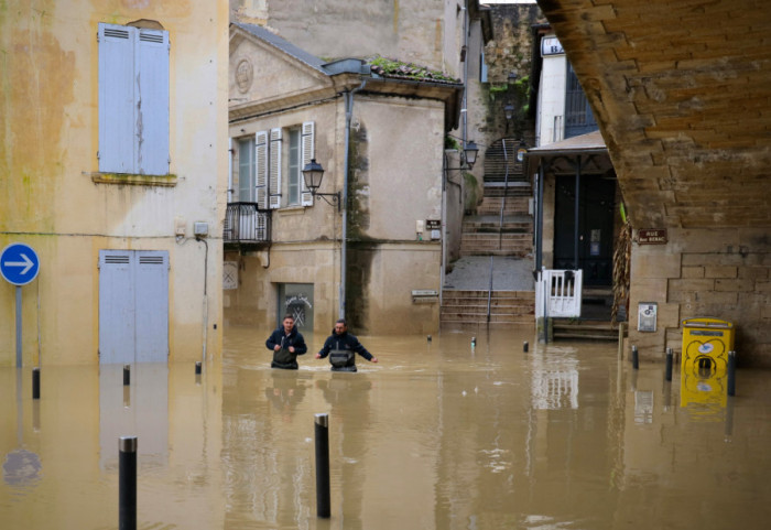 (FOTO) Poplavljen zapad Francuske: Kiša pada mesec dana, reke potopile polja, šume, puteve i kuće