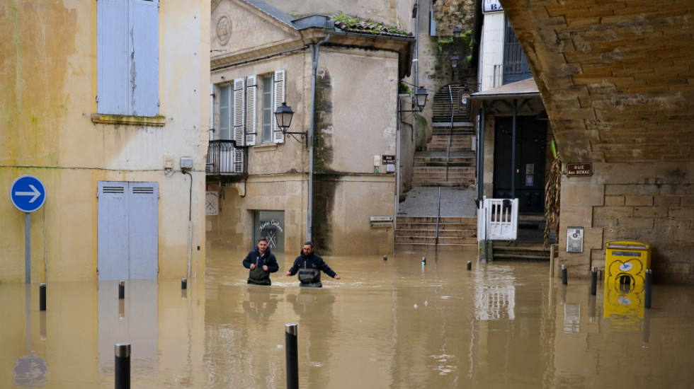 (FOTO) Poplavljen zapad Francuske: Kiša pada mesec dana, reke potopile polja, šume, puteve i kuće