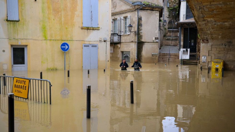 (FOTO) Crveni alarm na zapadu Francuske: Oluja Pedro donosi nove padavine, hiljade domaćinstava bez struje