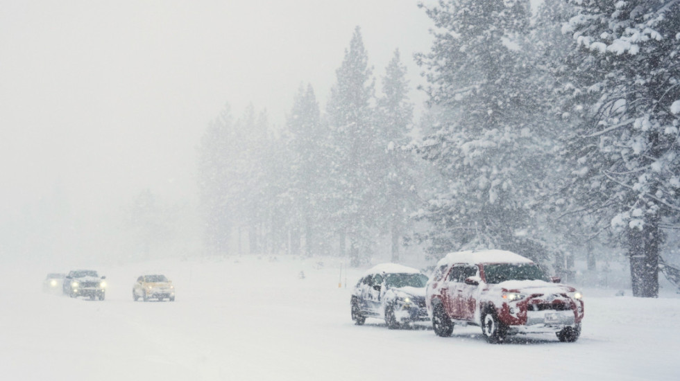 (FOTO) Lavina u Kaliforniji: Deset skijaša nestalo, auto-putevi zatvoreni