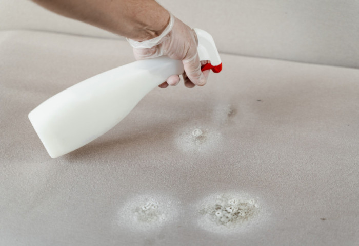 Kako se rešiti žutih mrlja sa dušeka