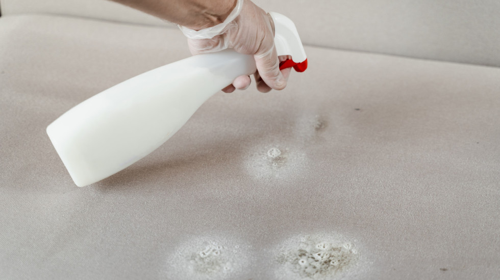 Kako se rešiti žutih mrlja sa dušeka