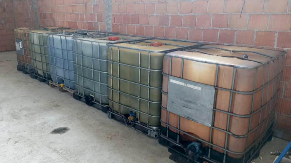 (FOTO) Skladištio više od 34.000 litara nafte u hangaru: Uhapšen muškarac (41) u Beogradu