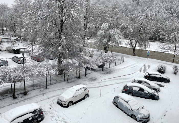 Obilne snežne padavine u Sloveniji: Saobraćaj otežan, u Mariboru i Celju više od 30.000 potrošača bez struje