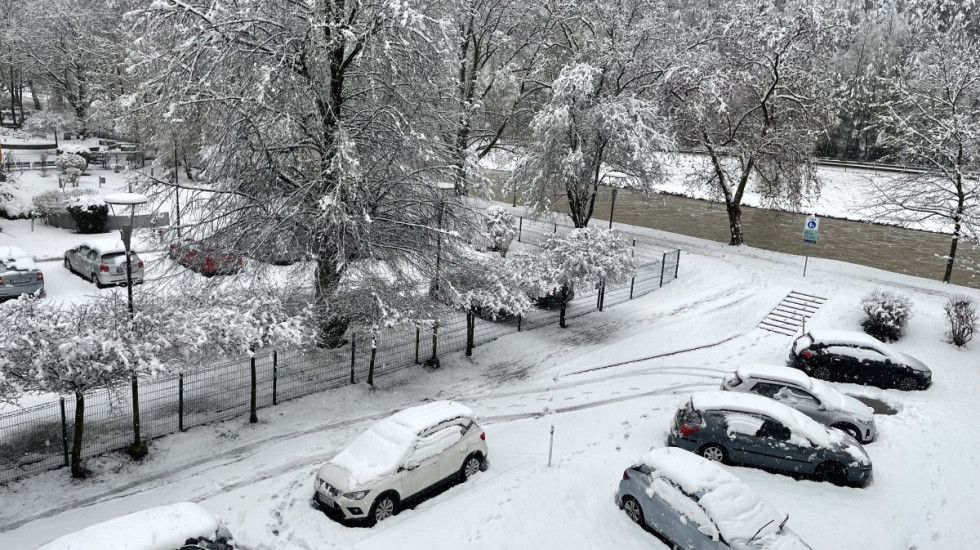 Obilne snežne padavine u Sloveniji: Saobraćaj otežan, u Mariboru i Celju više od 30.000 potrošača bez struje