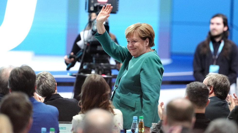 (FOTO) Povratak Angele Merkel: Bivša kancelarka dočekana gromoglasnim aplauzom na kongresu CDU