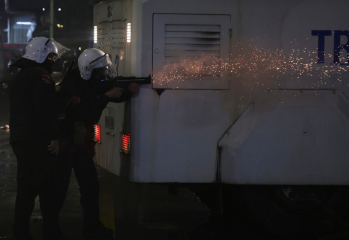 Policija uhapsila 18 osoba tokom protesta u Tirani: Bacali molotovljeve koktele, privedeni i maloletnici