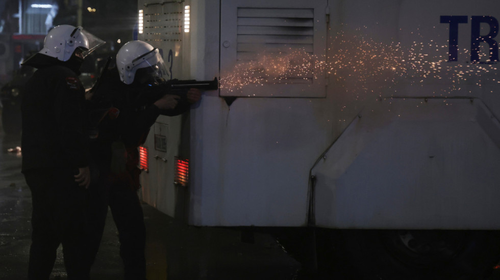 Policija uhapsila 18 osoba tokom protesta u Tirani: Bacali molotovljeve koktele, privedeni i maloletnici