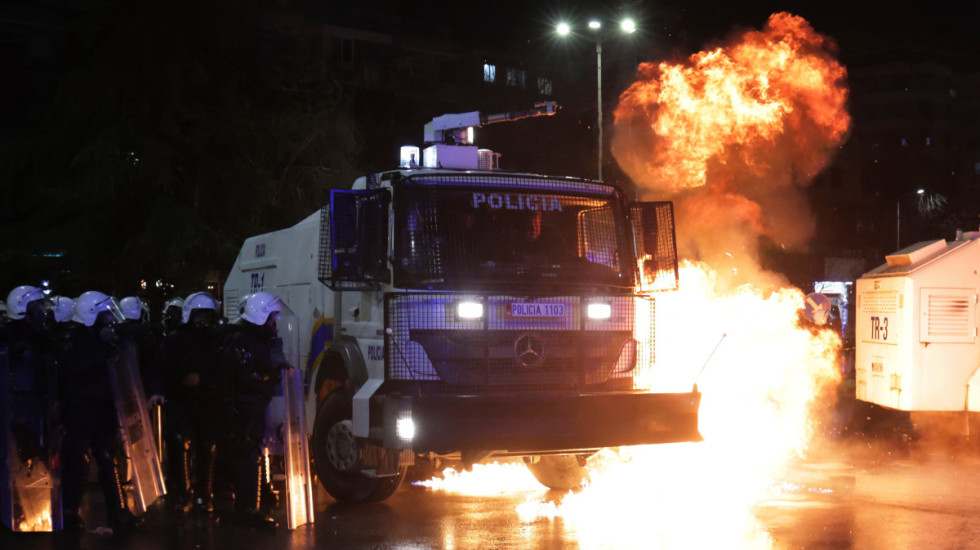 Molotovljevi kokteli i suzavac na protestu opozicije u Tirani: Tenzije ispred Vlade i Parlamenta