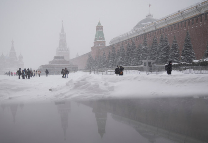 (FOTO) Moskva zatrpana: Snežni nanosi skoro dvostruko veći od normalne visine, oboren rekord iz 1966.