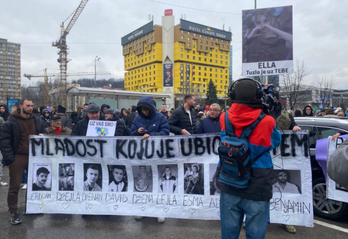 (FOTO/VIDEO) Sedmi protest u Sarajevu nakon tramvajske nesreće, demonstranti traže sistemske promene