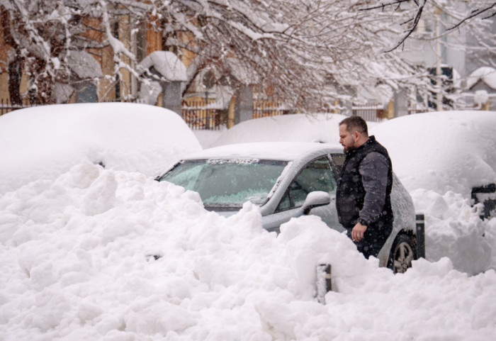 (FOTO) Sneg zavejao 16 okruga u Rumuniji: Skoro 4.000 ljudi bez struje, meteorolozi upozoravaju na oluju