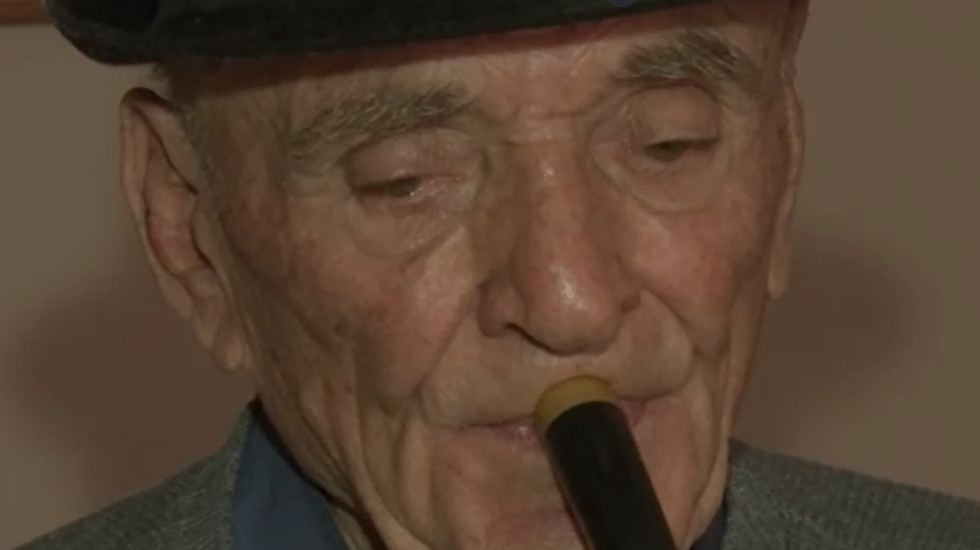 Priča o deda Radi Šumarskom: Iako ima samo osnovnu školu, piše knjige, sam naučio nemački jezik i podučio stotinu đaka