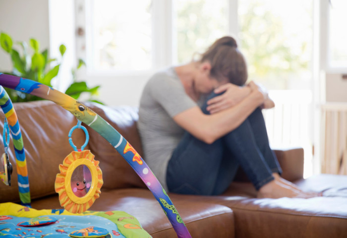 Postporođajna depresija: Zašto se od majki i dalje očekuje da "mogu sve"?