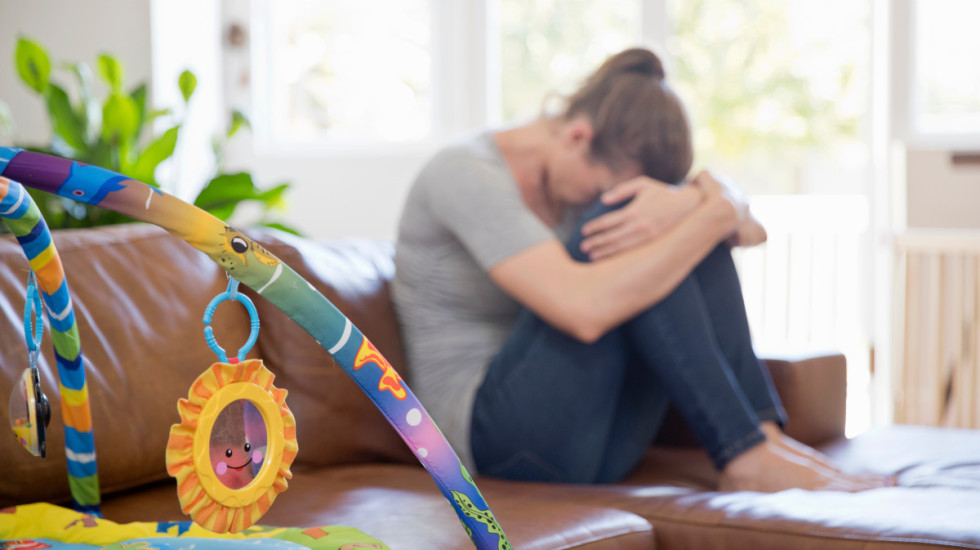 Postporođajna depresija: Zašto se od majki i dalje očekuje da "mogu sve"?