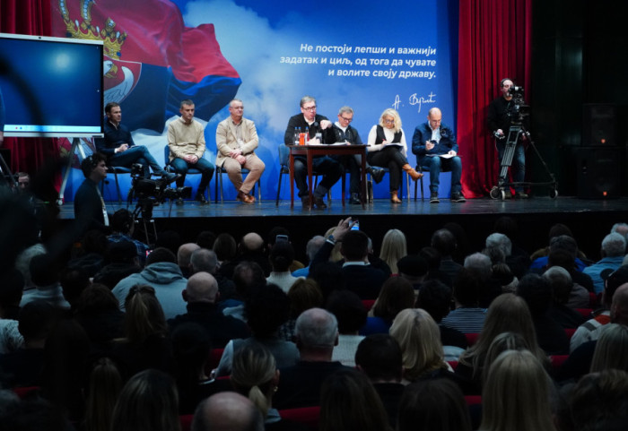 (FOTO) Vučić sa građanima u Kladovu: Država će do juna doneti rešenja kojima će rešiti problem navodnjavanja